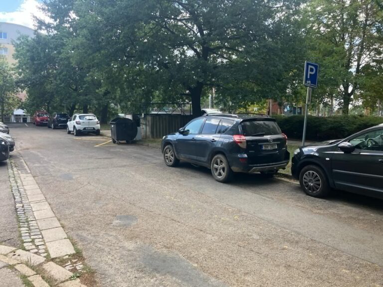 Nová parkovací místa na Vinohradech: Kdy se dočkáme?