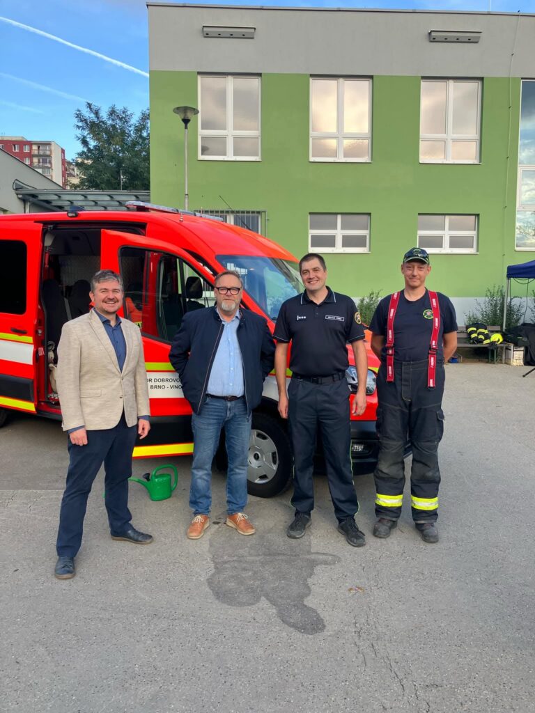 Dobrovolní hasiči na Vinohradech: Křest vozidel a příběh tří generací